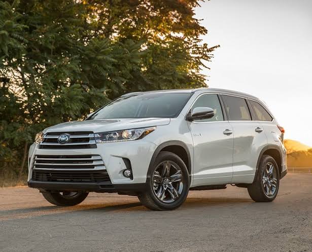 toyota-highlander-le-2019